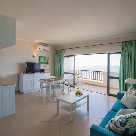 Beachfront 1 Bdr With Pool By Lovelystay *