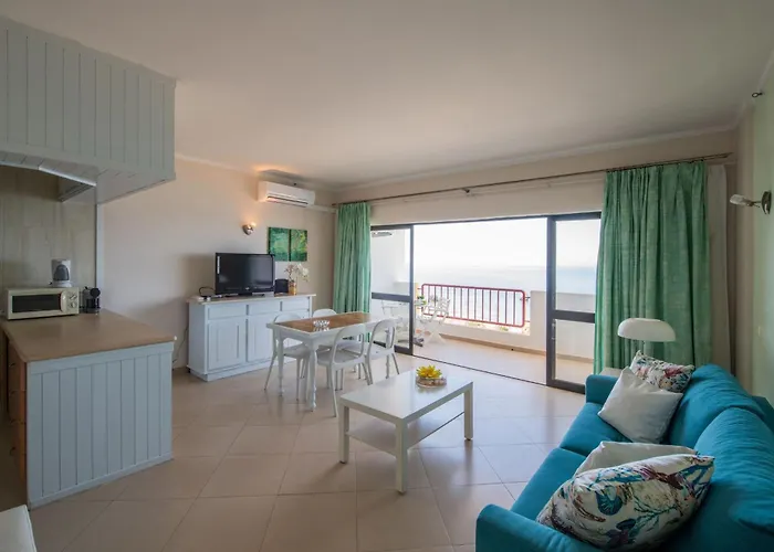 Beachfront 1 Bdr With Pool By Lovelystay *